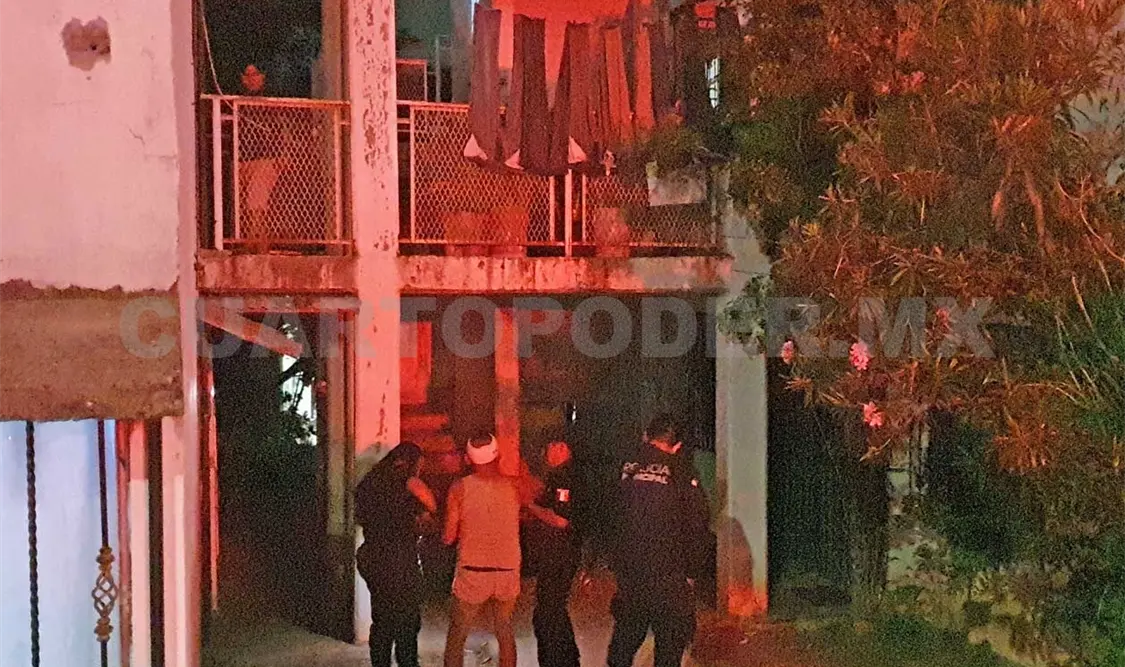La persona cayó de una altura aproximada a los tres metros, quedando lesionada, por lo que le colocaron un vendaje compreso. Ulises López / CP