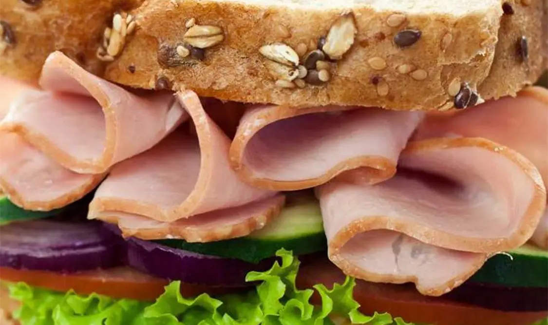 En promedio un mexicano consumió en 2021 aproximadamente 690 gramos de carnes frías al mes. Cortesía