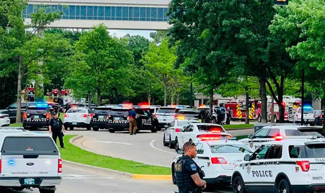 En el exterior del complejo hospitalario se veían docenas de autos de la policía, y las autoridades cerraron el paso. Cortesía