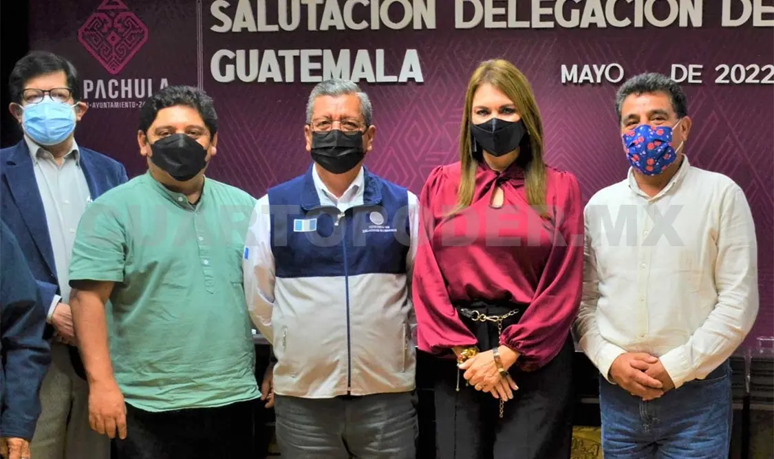 Legisladores y cónsul reconocen a la presidenta municipal, Rosa Irene Urbina, por el trabajo a favor de los grupos vulnerables. CP