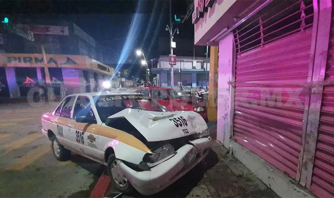 Dos personas resultaron lesionadas en el choque del taxi y el automóvil en la avenida Central y 4ª Poniente. Ulises López / CP