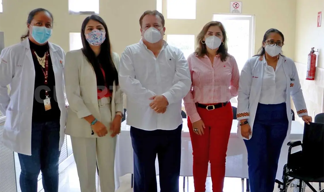 El alcalde Rosales Zuarth y su esposa Margarita Sarmiento atestiguaron el arranque de la Campaña de Vasectomía. CP
