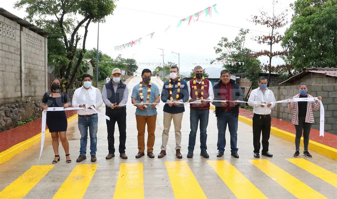 Puso en marcha la pavimentación con concreto hidráulico de calles en la localidad La Flor. CP
