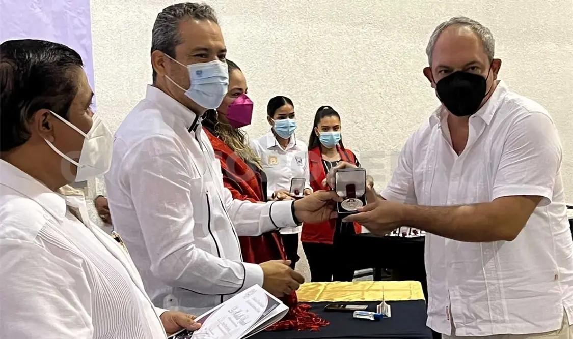 Académicos con 25 y 30 años de servicio en los Campus IV y IX reciben la presea en un acto celebrado en Tapachula. CP