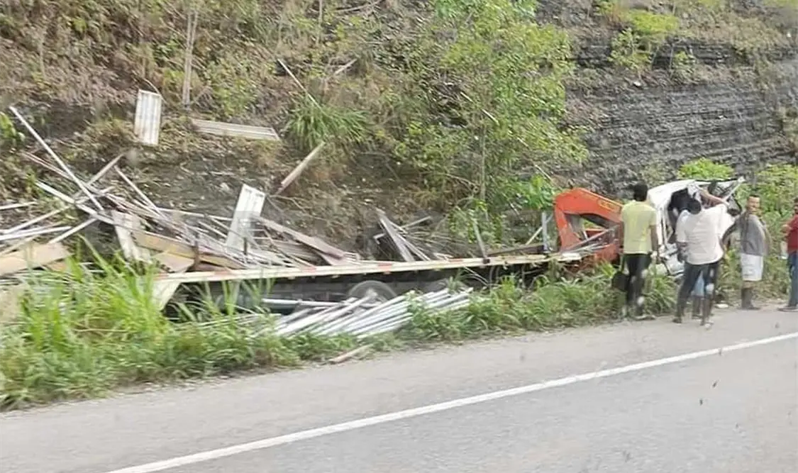 Al parecer el exceso de velocidad fue lo que provocó el accidente la mañana del jueves en la autopista Ocozocoautla-Malpaso. Cortesía