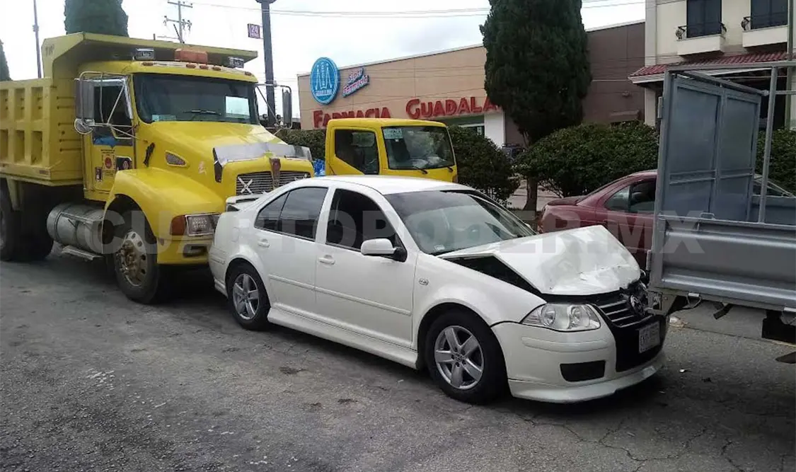 El accidente ocurrió la tarde del jueves en el bulevar Belisario Domínguez. Tres vehículos resultaron implicados en la carambola. Juan Orel / CP