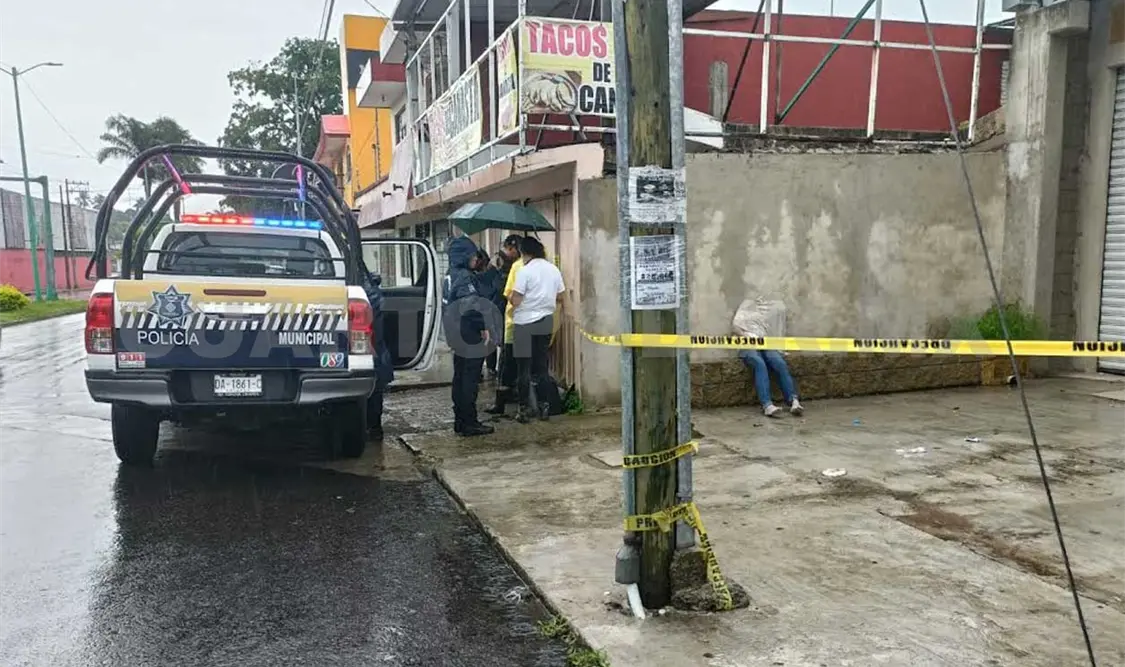 La mañana del jueves encontraron a un hombre sin vida junto al estacionamiento de una tienda de conveniencia. Cortesía