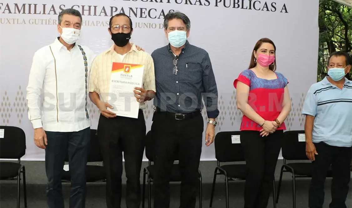 Durante la entrega de escrituras públicas a las familias beneficiadas con este programa de regularización. CP