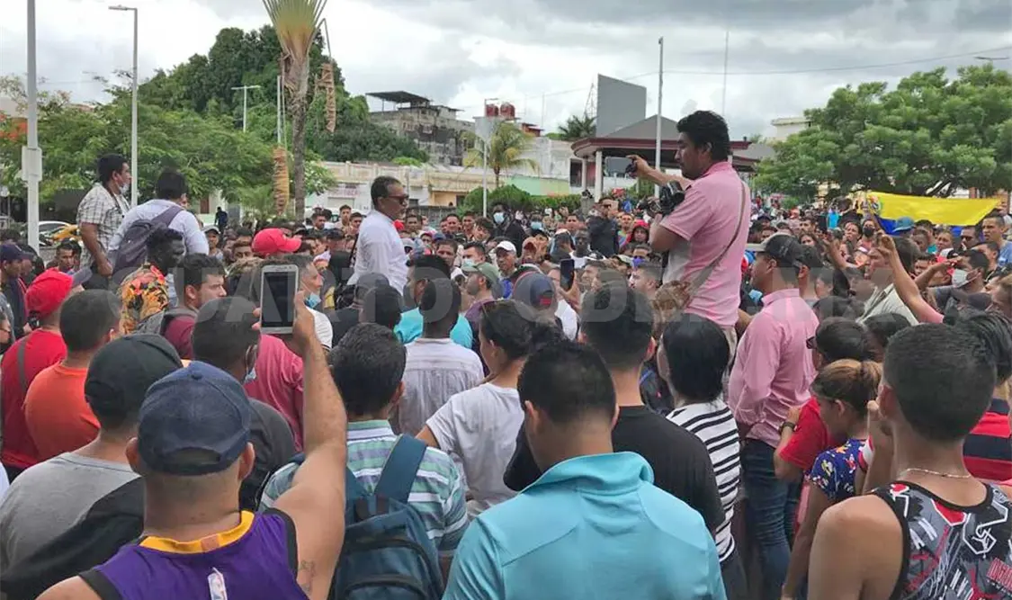 Migrantes marcharon por las principales calles de Tapachula para dirigirse a las oficinas de la CNDH. Ramón García / CP