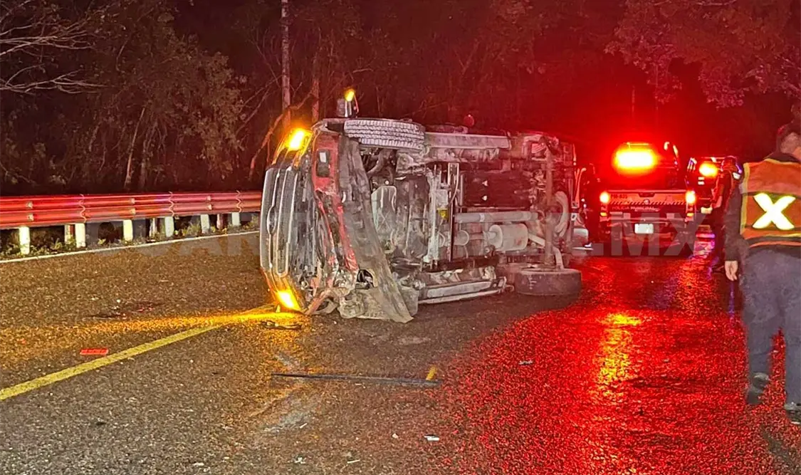 El accidente ocurrió la noche del jueves en la cañada de San Fernando; los tripulantes de la Pick up se trasladaron por sus propios medios a un hospital. Ulises López / CP