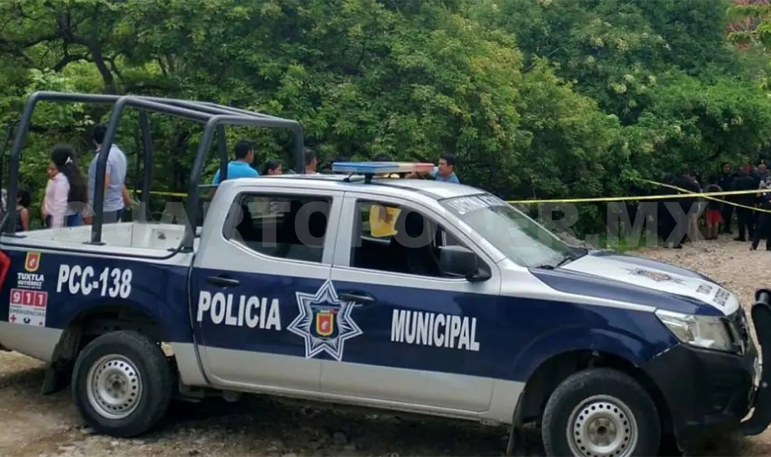 La mujer fue encontrada ahorcada por su nieto; autoridades a su llegada acordonaron la zona, por lo que el cuerpo fue llevado al Semefo para realizarle la autopsia que marca la ley. Ulises López / CP