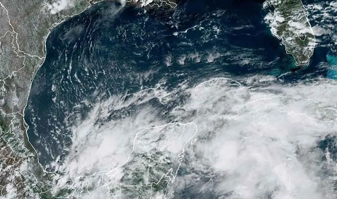 “Alex” se intensifica frente a costa de Yucatán