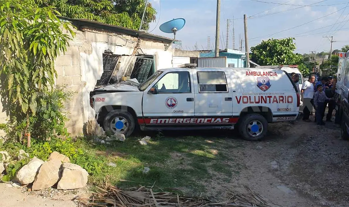 Ambulancia colisiona contra una vivienda