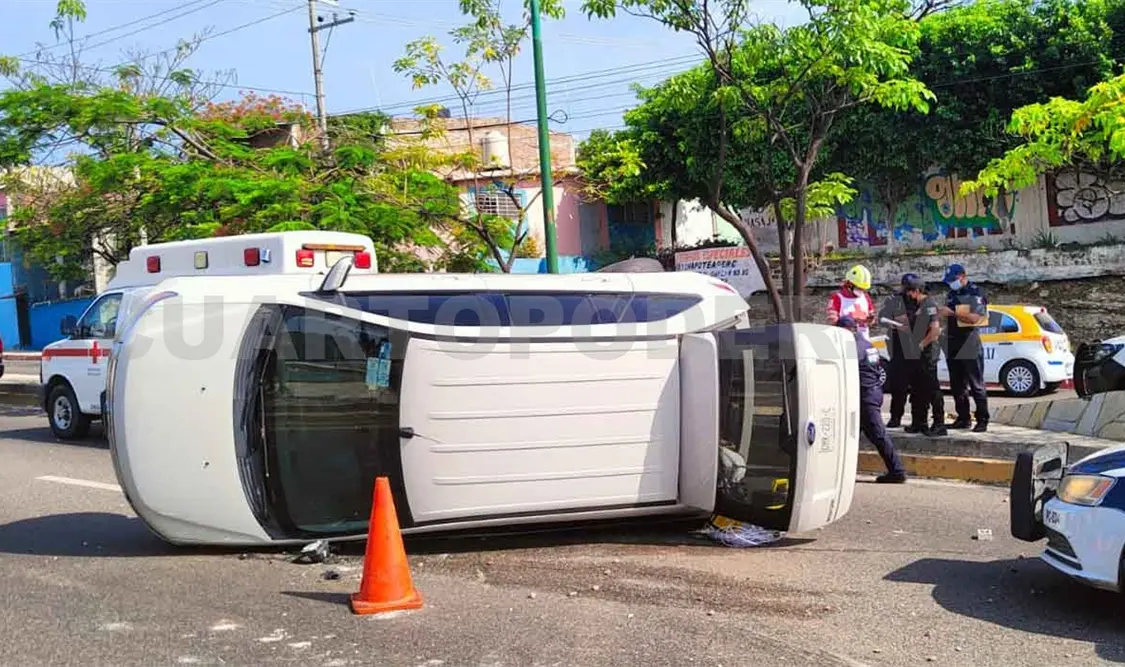 Camioneta familiar vuelca sobre el libramiento Norte
