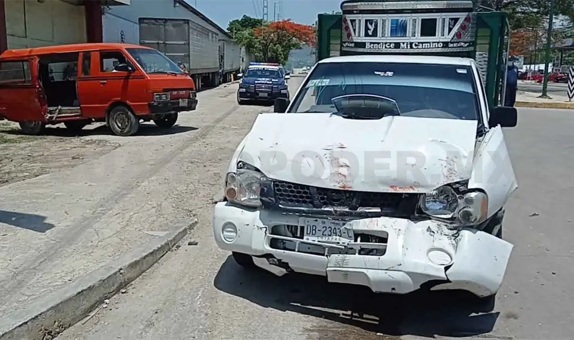 Colisionan Ichi Van y una Estaquitas en libramiento