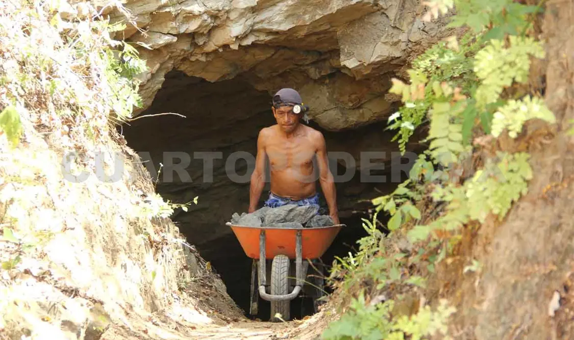 Actividad industrial se contrae, minería repunta