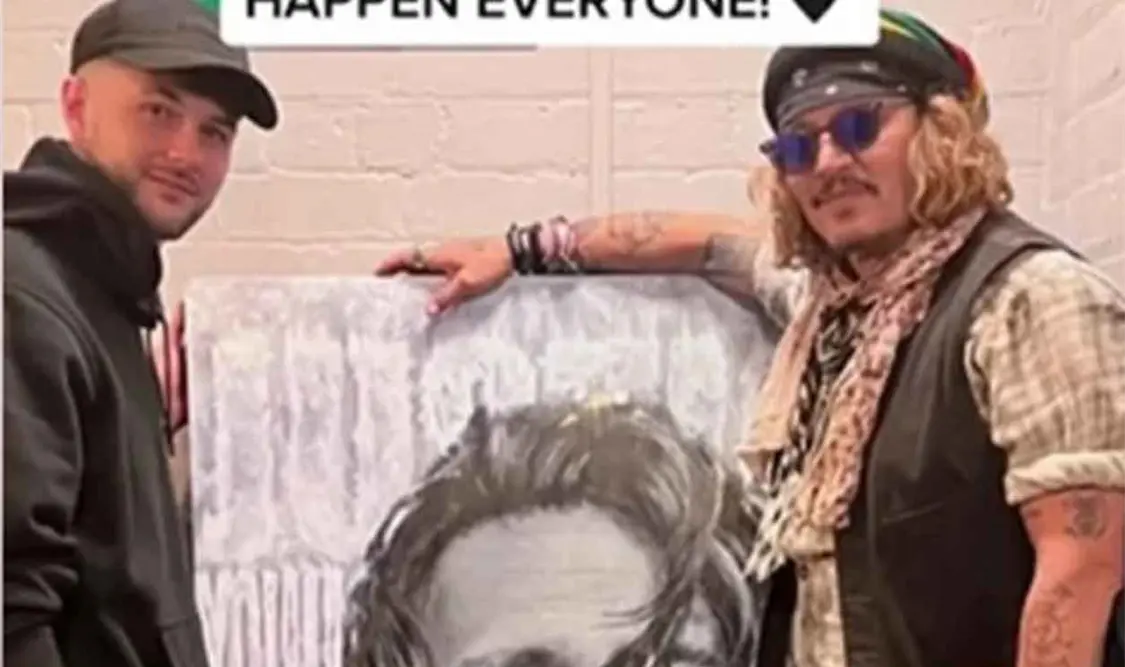 Fan sorprende a Depp con pintura