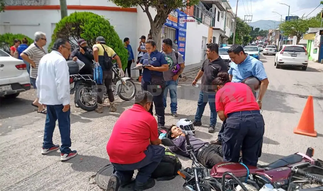 Conductora embiste a joven motorista y es hospitalizado