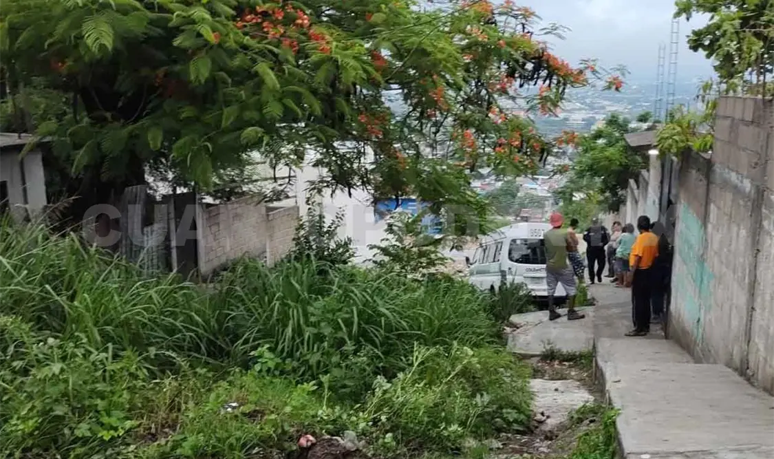Colectivo sin frenos queda sobre un camino escabroso