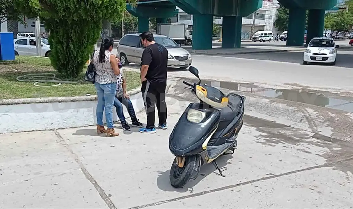 Impacta y arrastra a mujer en accidente vehicular