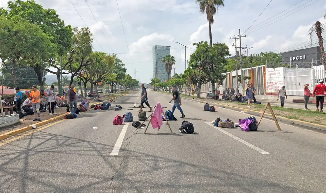 Caos por manifestación de migrantes y maestros