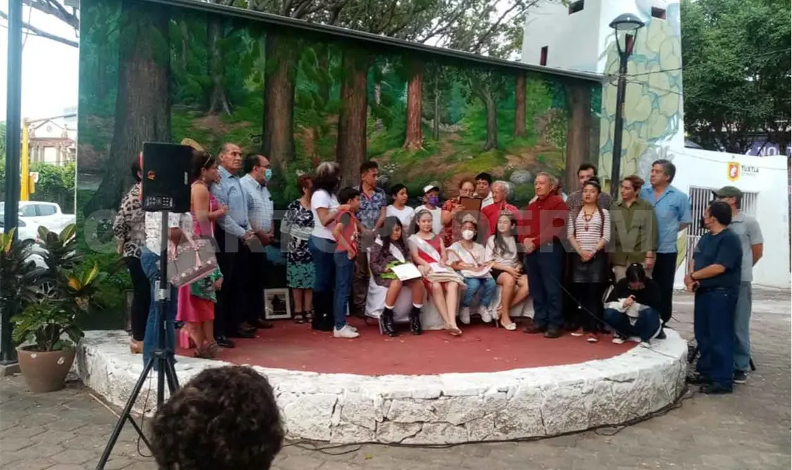 Coronan a la Reina de la Lectura