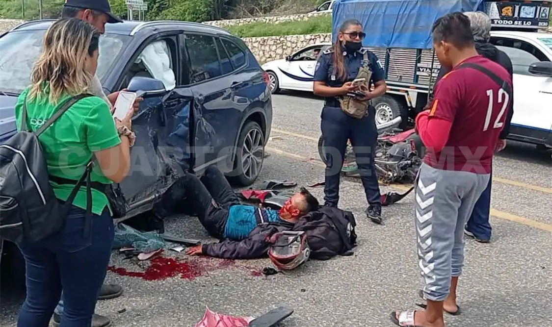 Motociclista se estrella en camioneta; queda grave