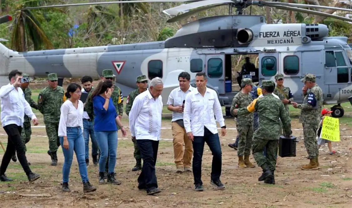 Durante el recorrido, el presidente refrendó a los habitantes de las comunidades que los apoyos del Gobierno Federal continuarán hasta restablecerse la vida cotidiana. Cortesía