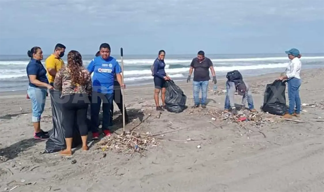 Durante la limpieza levantaron todo tipo de basura, desde trapos viejos, ramas, vasos y platos desechables. CP