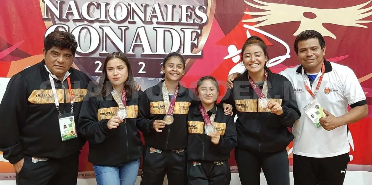 Las luchadoras chiapanecas junto a sus entrenadores, luciendo las medallas obtenidas en los Nacionales Conade. Cortesía