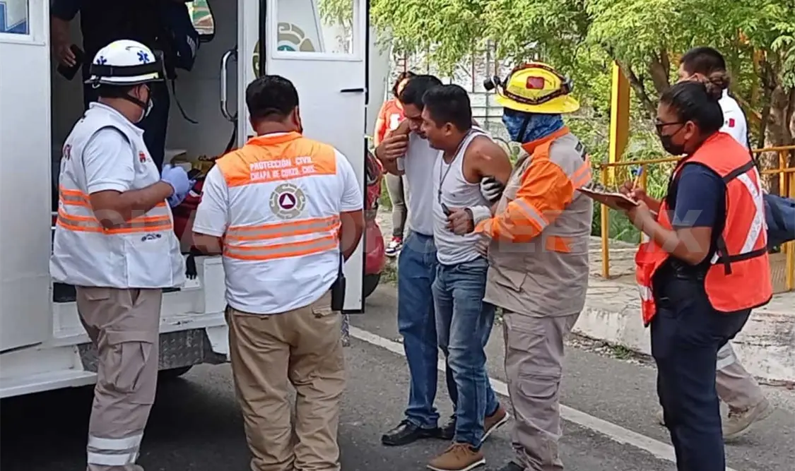 Cuatro personas resultaron lesionadas en el accidente entre dos vehículos particulares: un Mazda y un Chevy en la vía Tuxtla-Chiapa de Corzo. Ulises López / CP