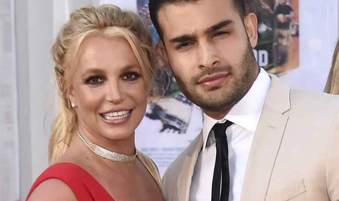 Britney Spears se besa con Madonna