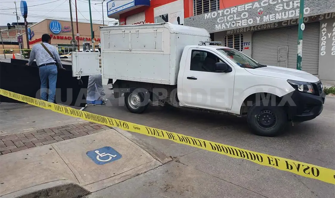 Automovilista se sube a banqueta y mata a peatón