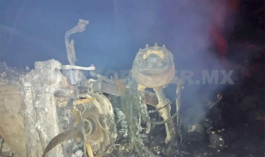 Se accidenta tráiler y acaba incendiado