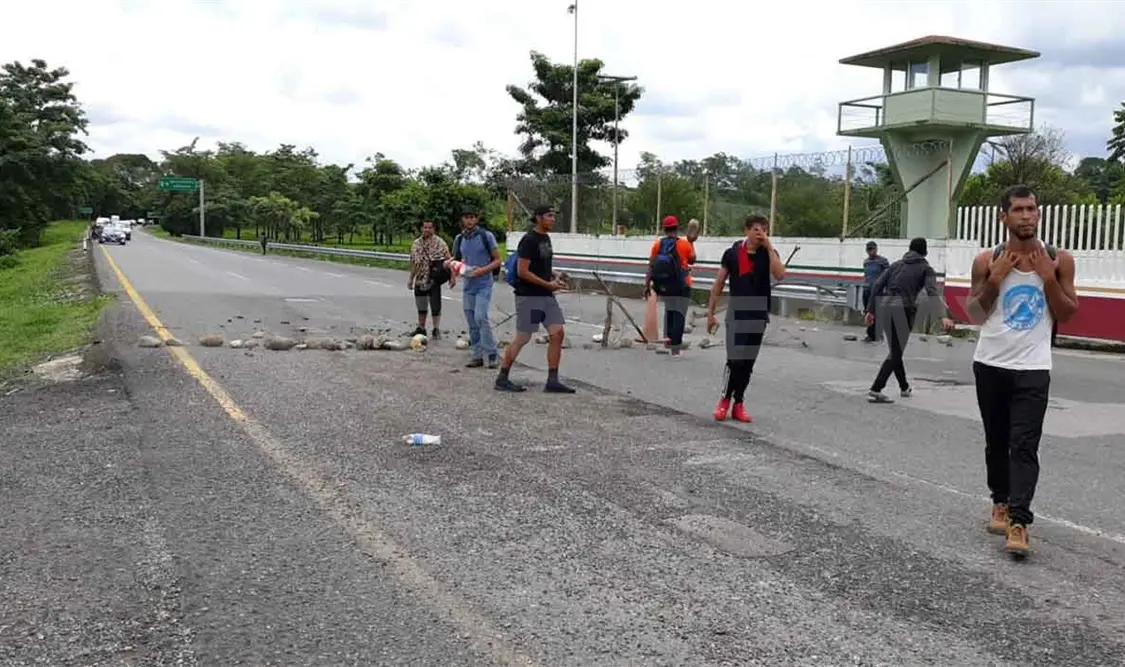 Migrantes realizan bloqueo por suspensión de visas