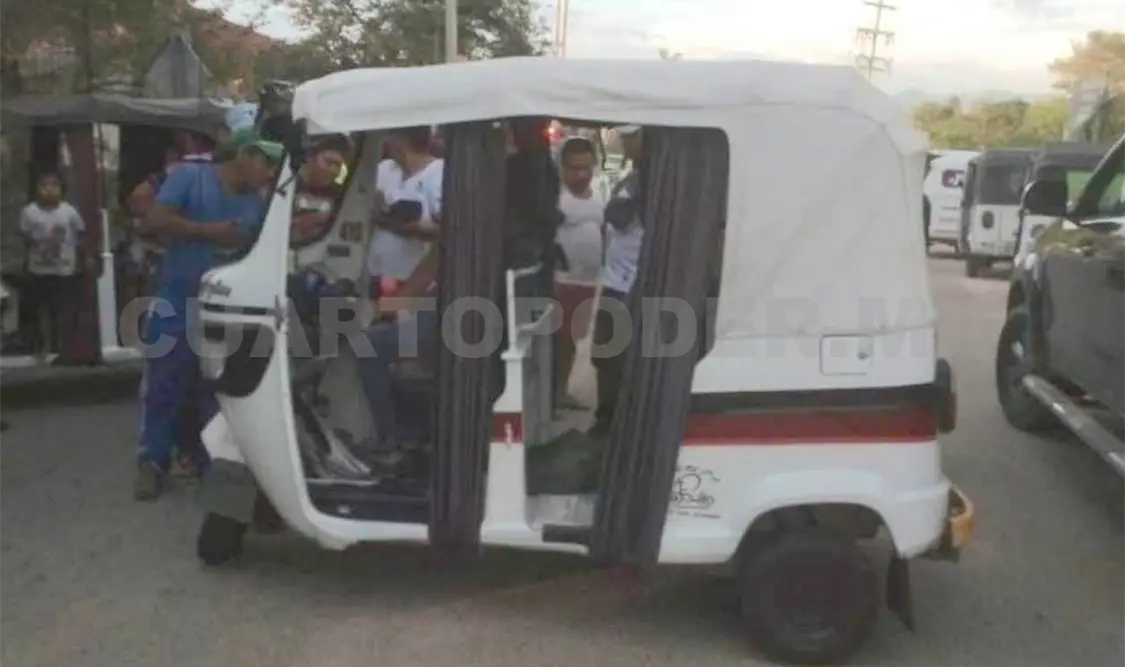 Pasajera resulta herida tras volcar un mototaxi