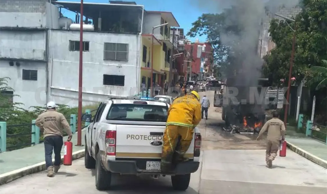 Camión tipo volteo se incendia por cortocircuito