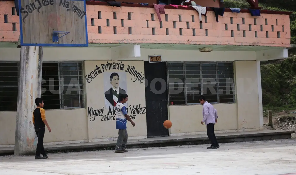 Caminito de la escuela en regiones precarias