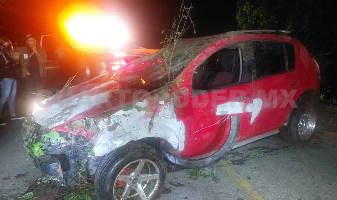 Automóvil cae a barranco; es valorado el conductor