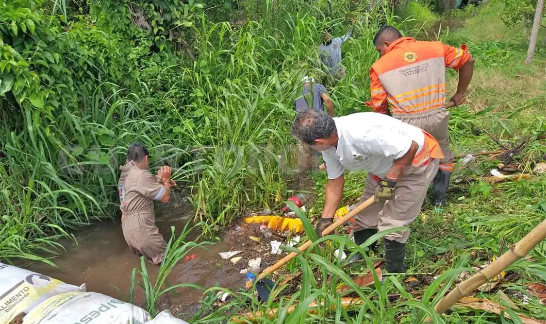 Realizan desazolve de drenes pluviales