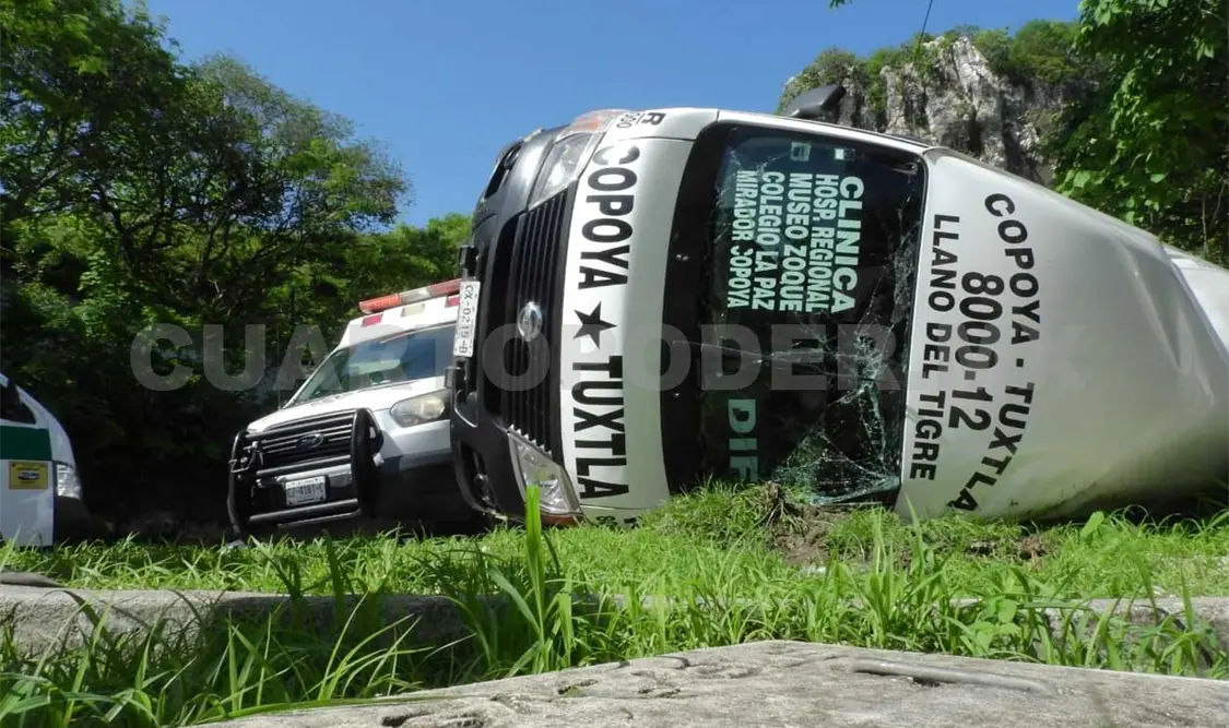 Volcadura de colectivo deja a 15 pasajeros lesionados