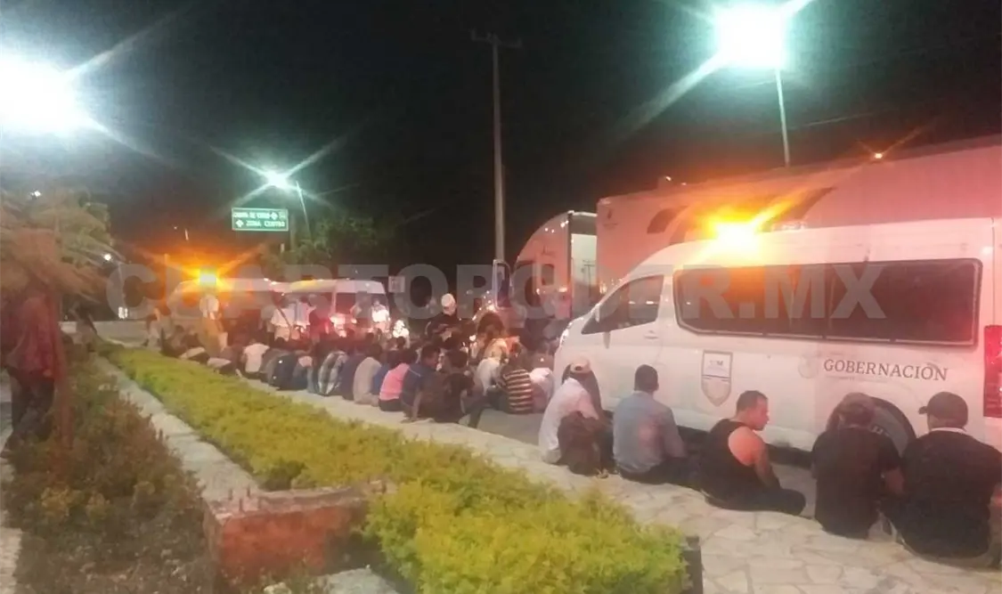 Aseguran a 350 migrantes hacinados dentro de tráiler
