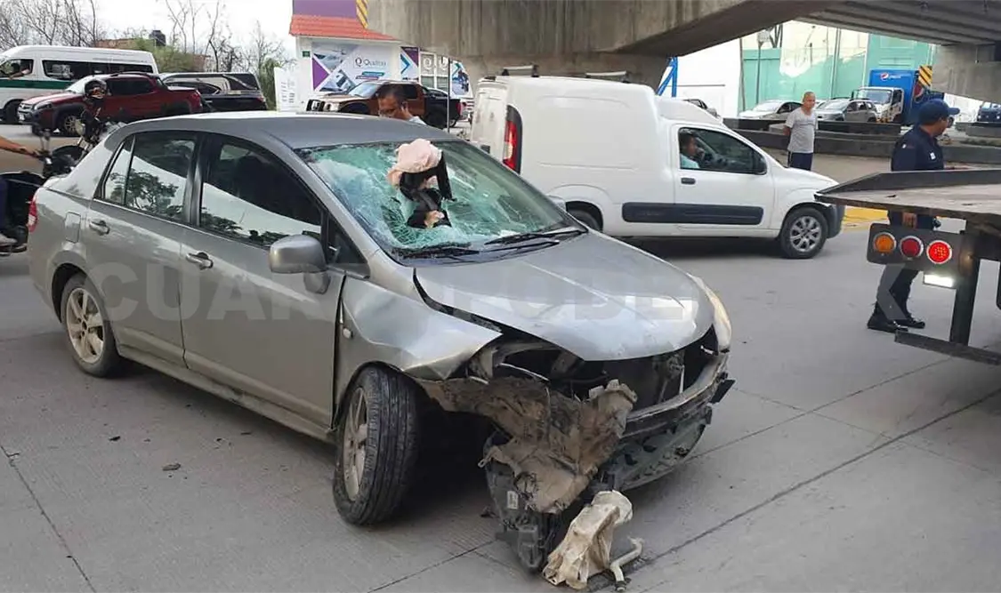 Un lesionado al impactar sedán contra guarnición