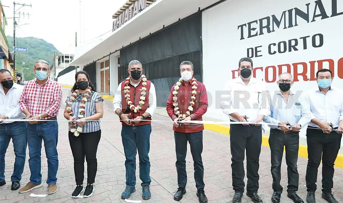 El gobernador inauguró la rehabilitación del Parque Central y la construcción de la Terminal de Corto Recorrido en Ixhuatán. CP
