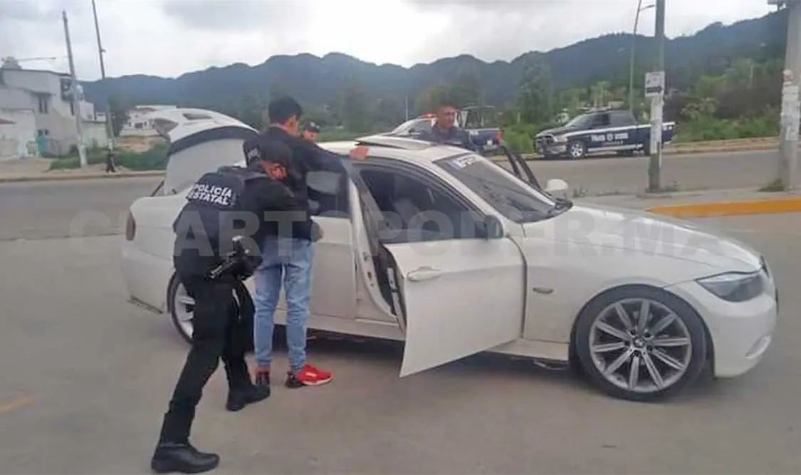 Las fuerzas de seguridad inspeccionaron un total de 55 automóviles y siete motocicletas en el barrio de Mexicanos. Manuel Martínez / CP