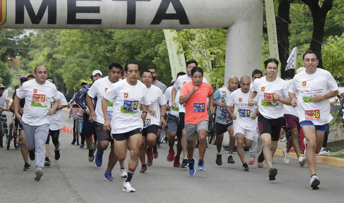 Los papás tomando la salida del evento y listos para recorrer los 2.5 km del trazo oficial. Diego Pérez/CP