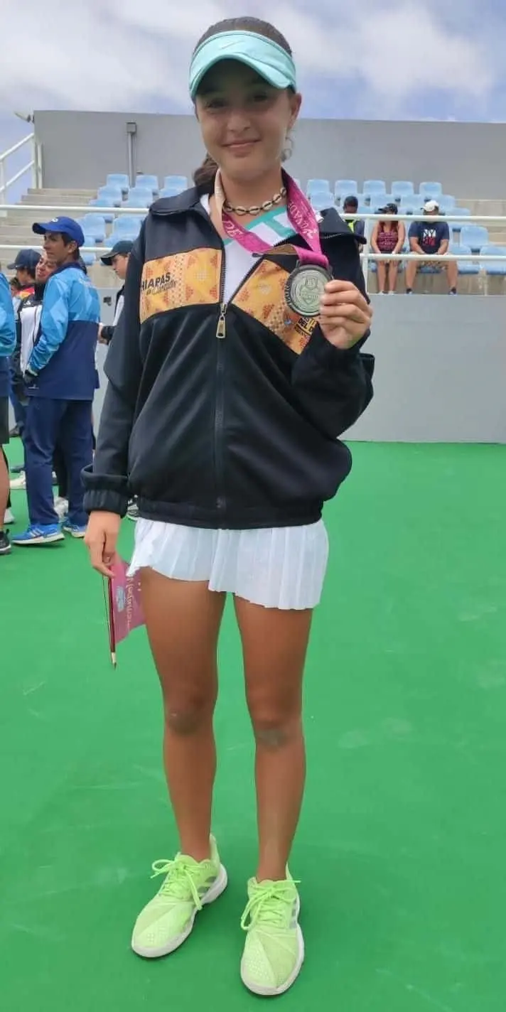 Luego de disputar cinco partidos en “singles”, la tenista chiapaneca se quedó con la medalla de plata en los Juegos Nacionales Conade 2022. Cortesía