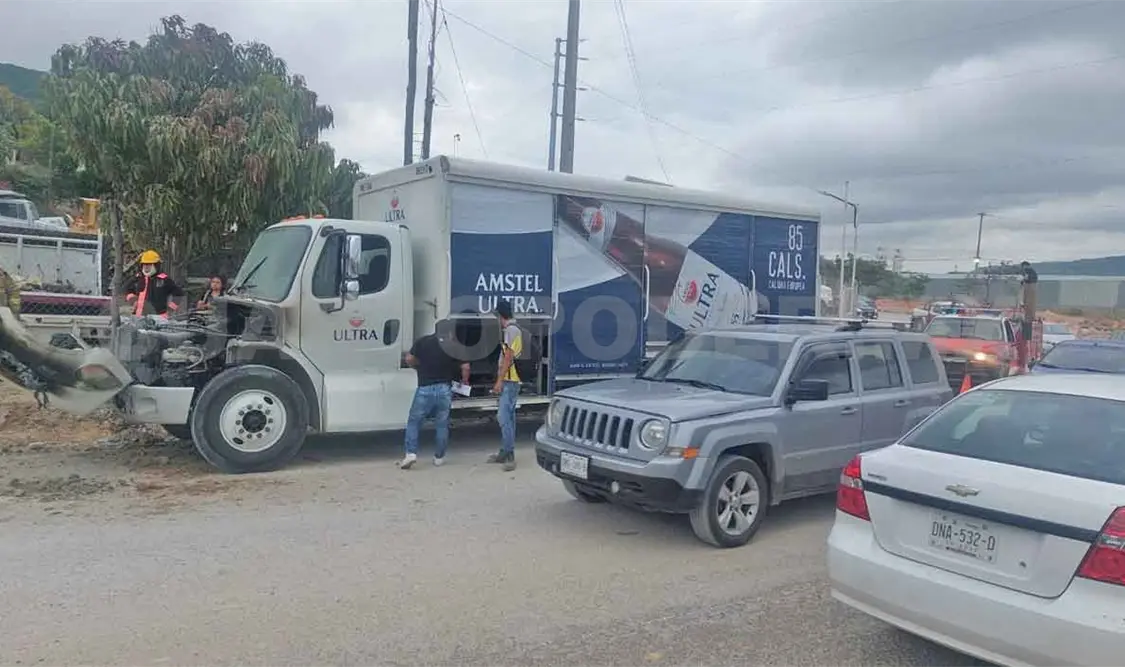 Cortocircuito provoca incendio de un tráiler
