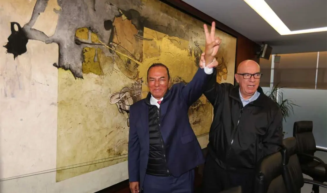 Con la mano izquierda en alto y haciendo la V de la victoria, el secretario técnico se reintegró a su cargo. Cortesía