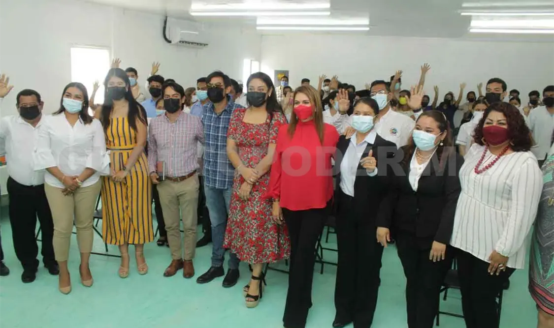 Rosy Urbina refrenda su compromiso con la juventud